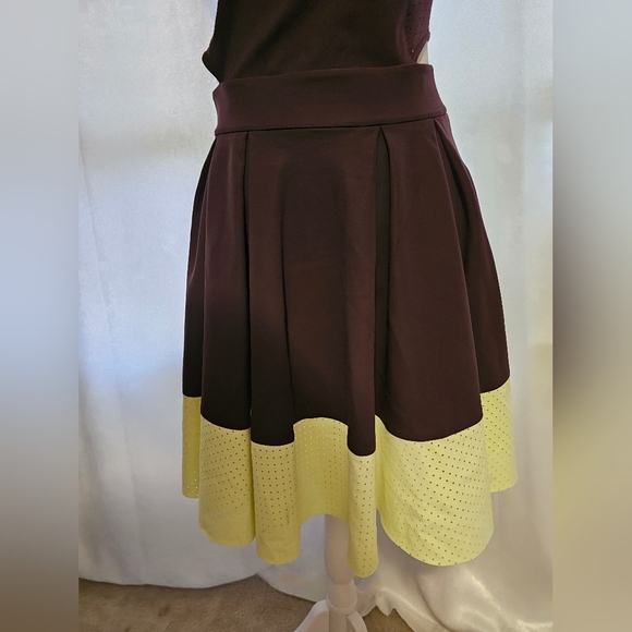 LULULEMON Women AWAY DRESS Purple Neon Yellow Perforated Skater Fit Flare Size 6 - Picture 3 of 10